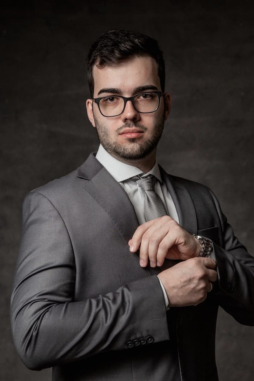 Filipe Ost Barreto, advogado com pós-graduação em Direito Previdenciário, retrato de estúdio