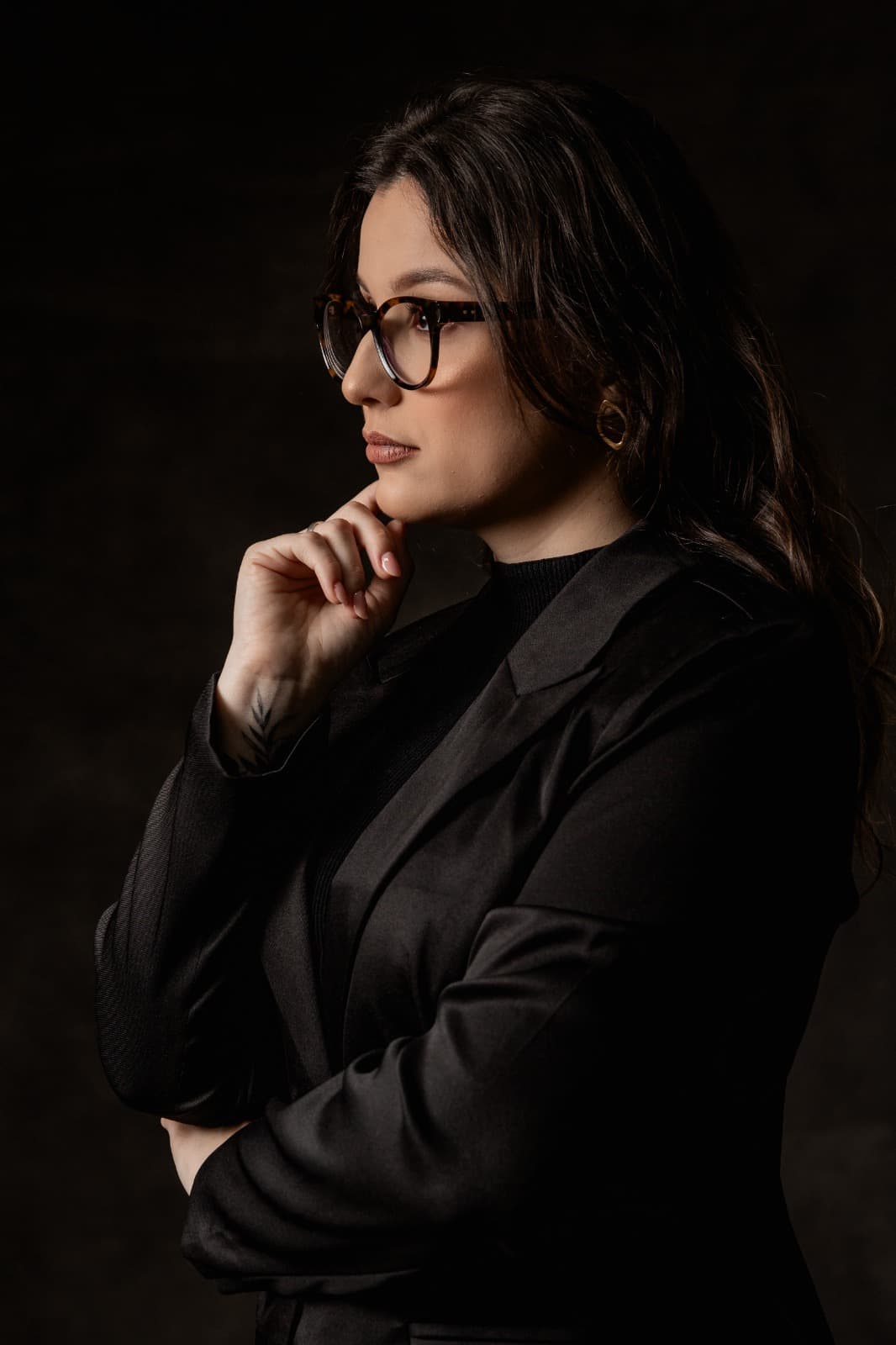 Maria Eduarda Reinehr da Silva, advogada, retrato de perfil em estúdio